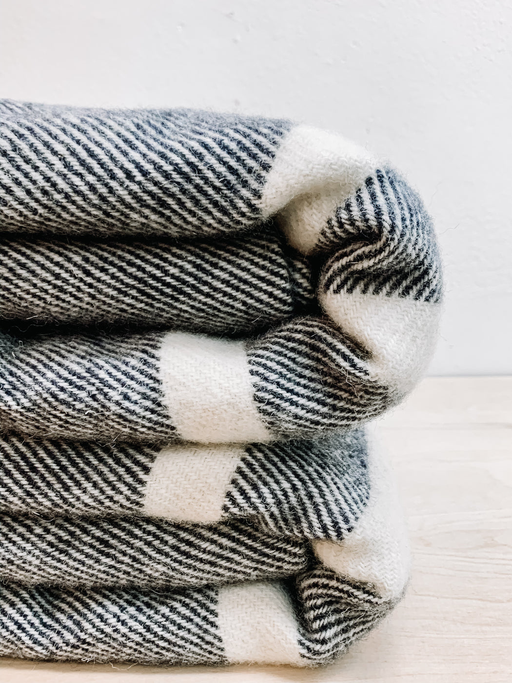 MacAusland - Queen Wool Blanket Black